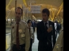 David Beckham, el bravo centrocampista inglés con su iPod en un aeropuerto.